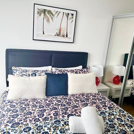 Spacious Urban Gem Apartment With Parking Бракнелл Екстер'єр фото
