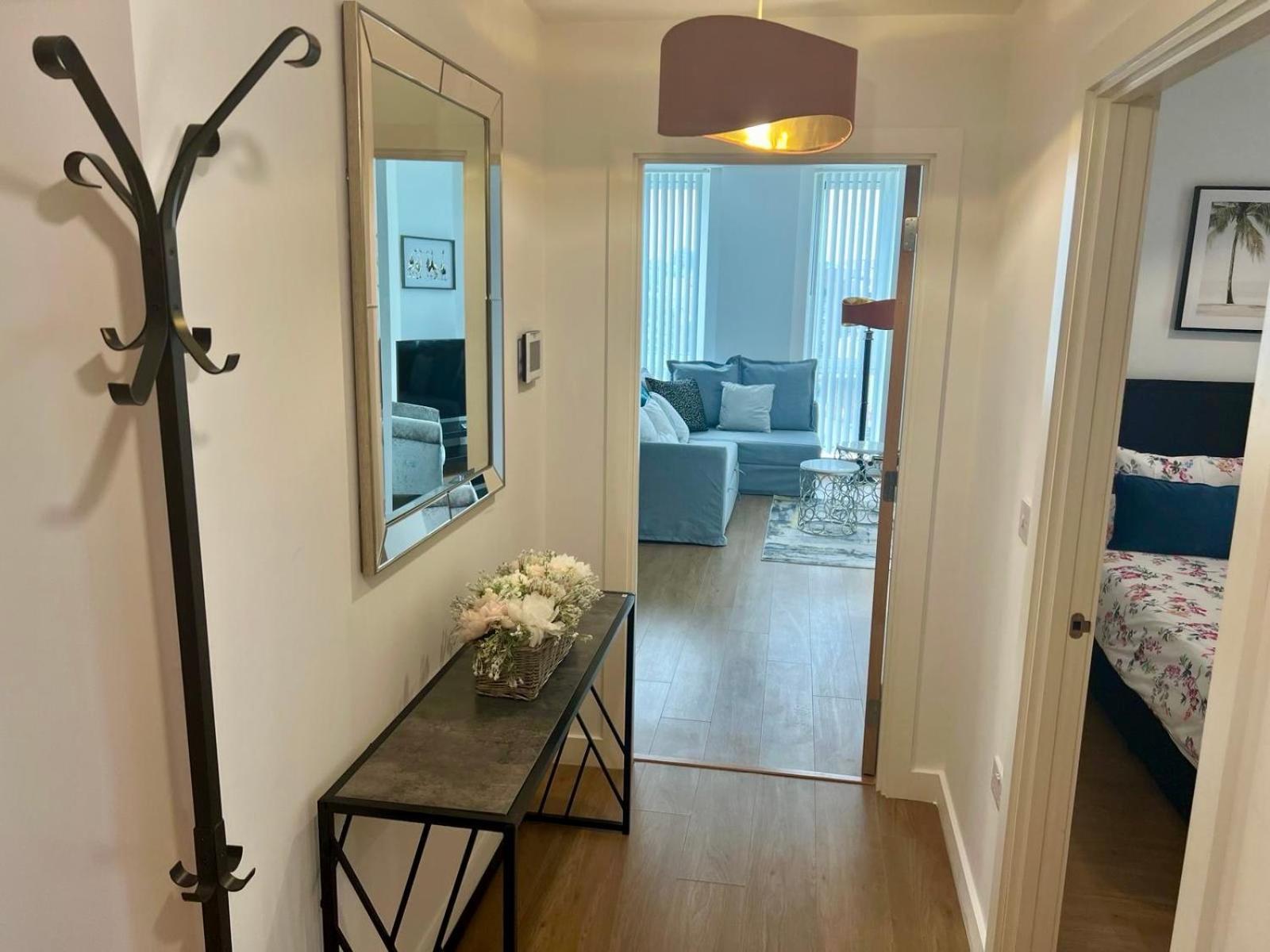 Spacious Urban Gem Apartment With Parking Бракнелл Екстер'єр фото