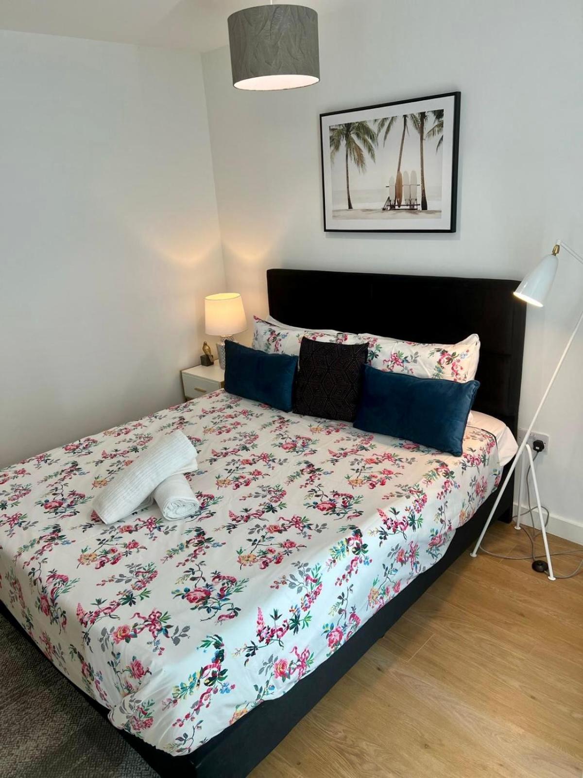 Spacious Urban Gem Apartment With Parking Бракнелл Екстер'єр фото