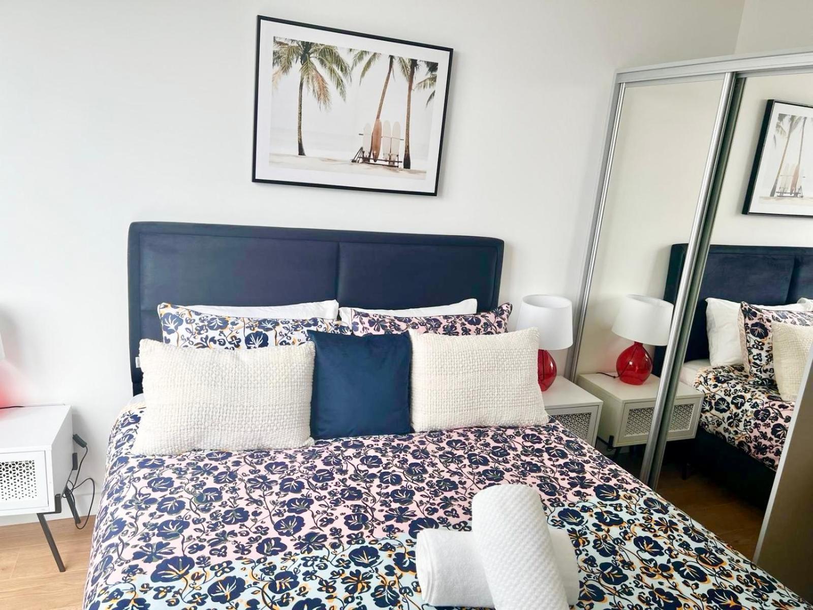 Spacious Urban Gem Apartment With Parking Бракнелл Екстер'єр фото
