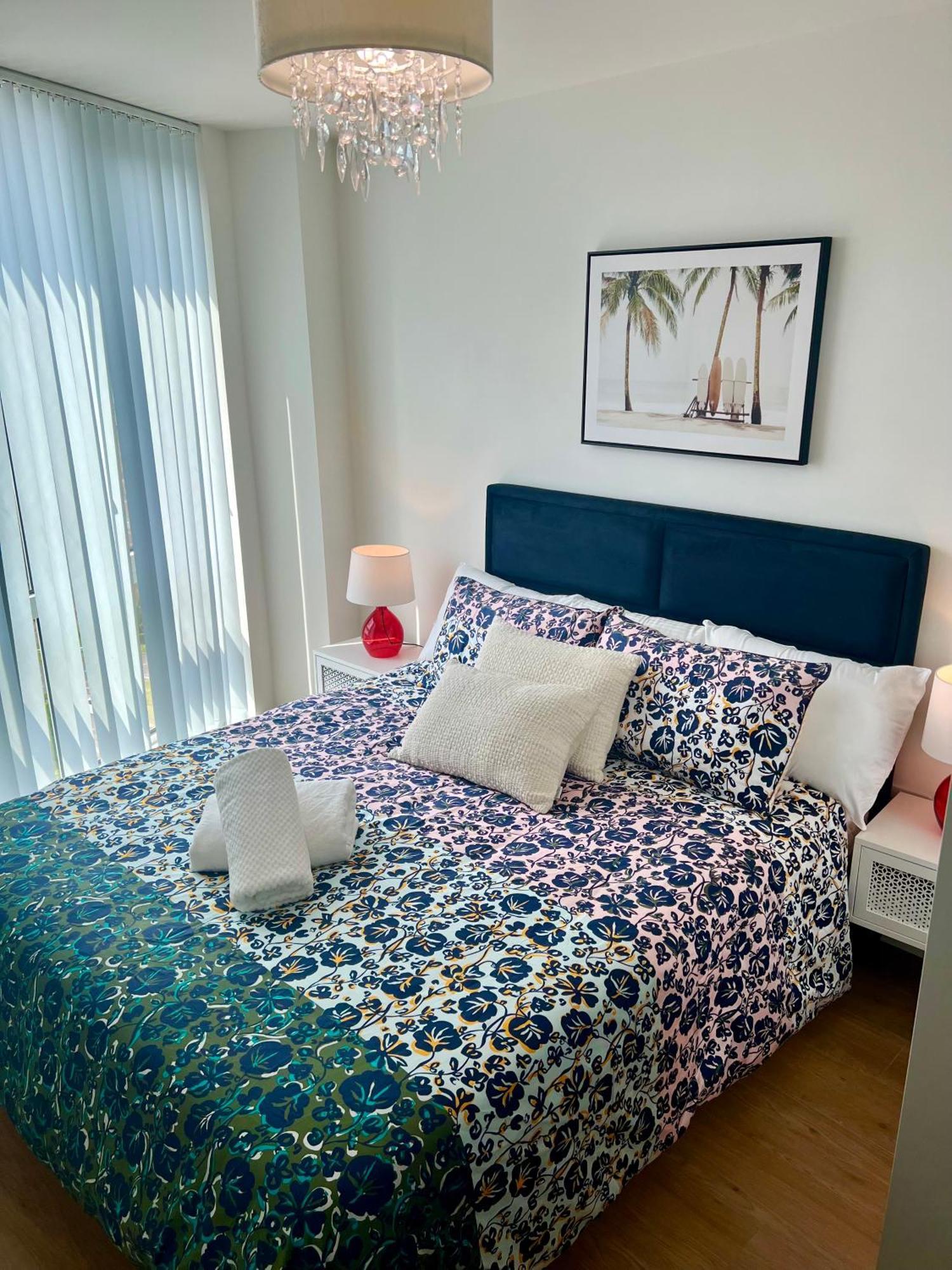 Spacious Urban Gem Apartment With Parking Бракнелл Екстер'єр фото