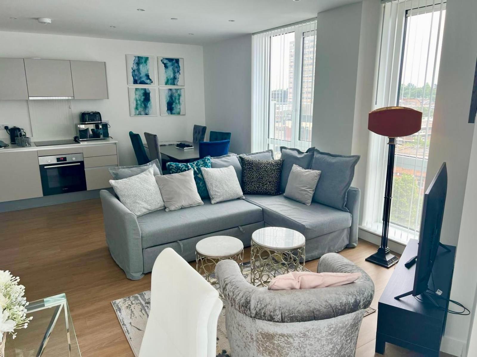 Spacious Urban Gem Apartment With Parking Бракнелл Екстер'єр фото
